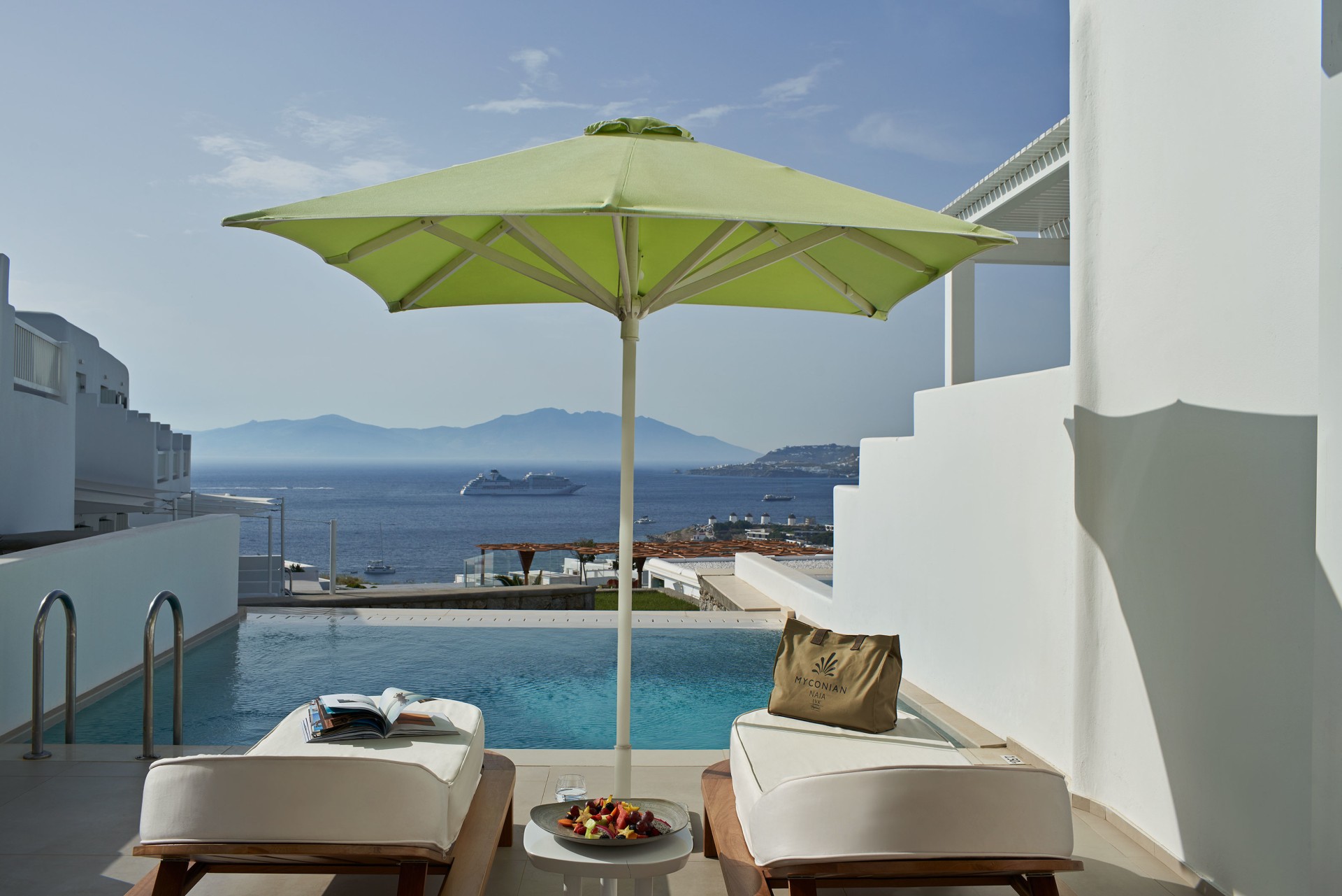 Terrasse mit Pool und Meerblick der Naia Suite